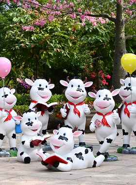 新年牛玻璃钢动物雕塑户外卡通奶牛摆件幼儿园商场园林景观装饰品