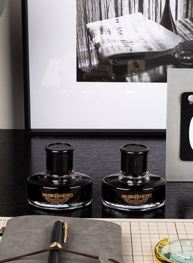 现代样板间书房搭配套装尺笔墨水皮具设计主题软装书桌装饰画摆件