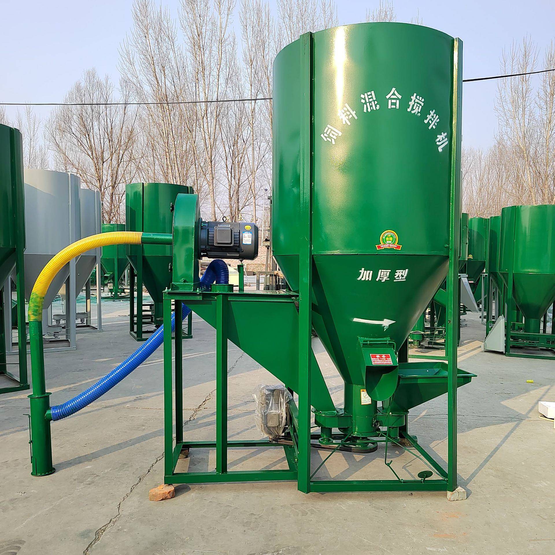 猪饲料搅拌粉碎一体机自吸式玉米粉碎搅拌机1吨容量牛羊饲料机 - 图1