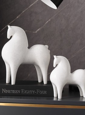 现代轻奢客厅电视柜办公室桌面招财马摆件酒柜装饰品酒柜小工艺品