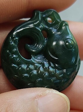 天然新疆和田玉含钱鲤鱼吊坠玉坠