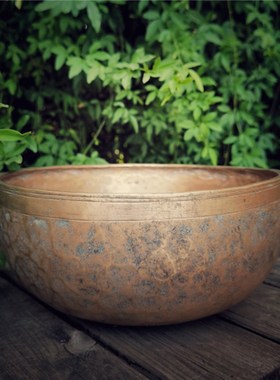 古董颂钵尼泊尔纯手工老钵铜磬收藏古钵冥想钵复古怀旧摆件唱歌碗
