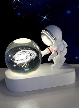宇航员小夜灯水晶球摆件太空人电脑桌面装饰生日礼物男生女高级感