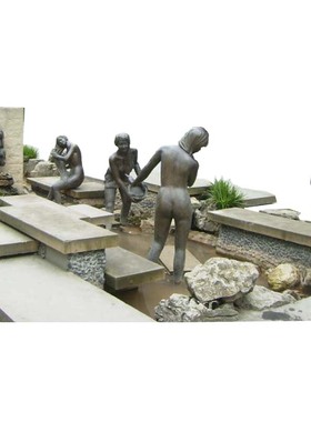 河边洗澡人物玻璃钢制作铜雕人物水上城市情景户外公园水边雕塑