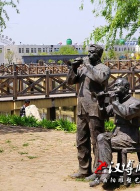 扭秧歌文化主题玻璃钢仿铜人物雕塑少数民族人物雕塑公园小品景观