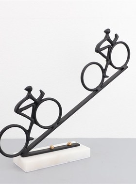 简约现代金属人物骑自行车摆件样板间家居玄关客厅酒柜桌面装饰品