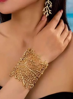欧美夸张金属橡树叶手镯女轻奢重工开口镂空手环珊瑚纹理宽版手饰