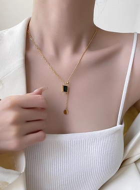 钛钢轻奢时尚吊坠个性设计复古祖母绿黑色拼接项链女气质锁骨链