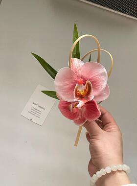 彷真新中式竹子蝴蝶兰胸花红色系胸花小众花艺备婚结婚用品