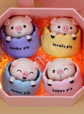 摇头小猪摆件办公桌面装饰解压情侣一对女朋友毕业礼物生日送老师