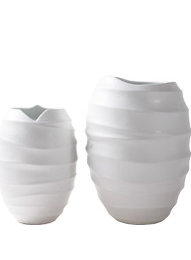 现代新软装样板房间客厅陶瓷灰色皮纹环形伸缩纹器瓶