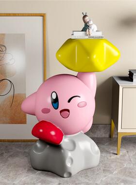 Kirby地板站立大装饰品旁边的沙发在客厅，大型艺术装饰品旁边的