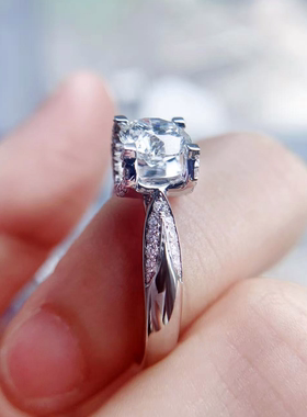 正品微镶嵌莫桑石燕尾牛头戒指 纯银镀金简约1克拉四爪结求婚钻戒