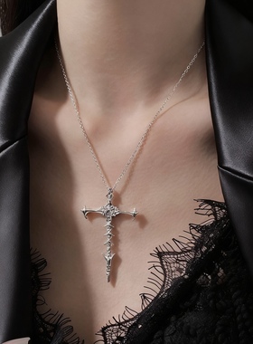 骸骨十字架项链女高级感轻奢小众设计锁骨链百搭毛衣链颈链配饰品