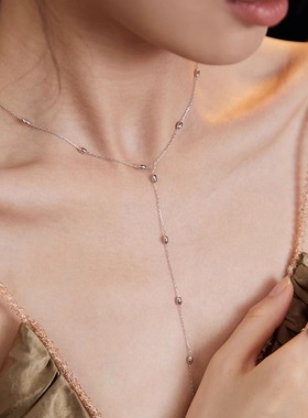 简约设计的长款项链吊带背心款