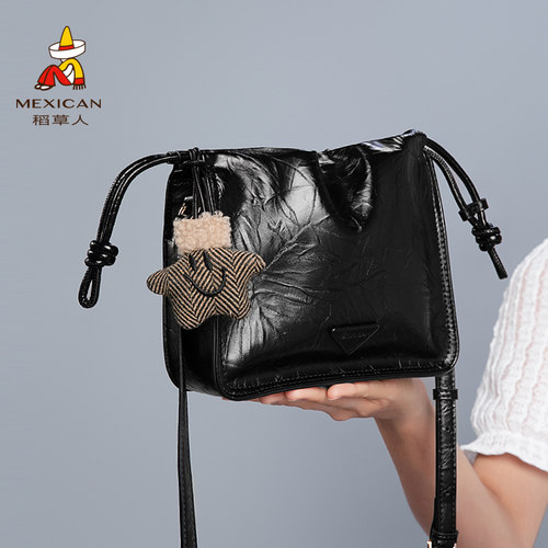 稻草人包包女新款水桶包质感百搭斜挎包抽绳百搭云朵包通勤女包 - 图0