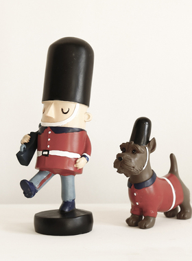 北欧风巡逻卫士兵与狗创意胡桃夹子木偶小摆件家居酒柜电视柜装饰