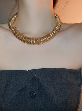 中古弹簧项链轻奢小众高级感复古锁骨链金属项圈夸张颈链饰品女