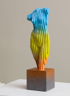 彩色条纹渐变艺术装置抽象线条人物雕塑摆件酒店餐厅橱窗软装搭配