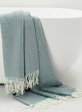 浴缸上的围巾摆件样板房卫生间落地花瓷砖展厅布置装饰洗手间摆设