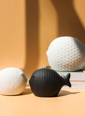 北欧简约亲嘴鱼陶瓷装饰摆件玄关电视机柜样板间年年有鱼艺术装饰