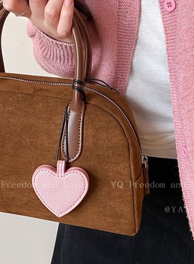 磁吸多功能皮革爱心项链眼镜夹女高级感便携包包挂饰墨镜夹毛衣链