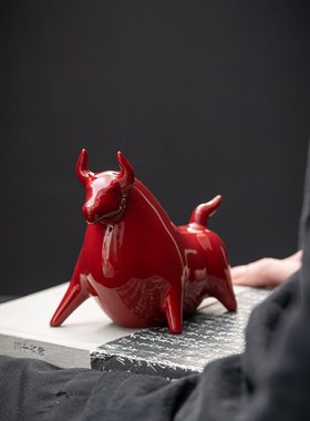 创意陶瓷中国红瓷牛气冲天招财生肖牛动物茶桌客厅玄关装饰小摆件