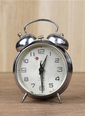 老式机械发条小闹钟老钟表装饰摆设收藏怀旧橱窗电影道具老物件