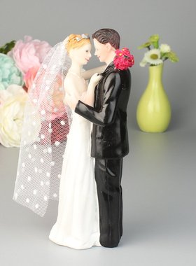 欧式婚礼蛋糕人偶 树脂摆件 新郎新娘含情脉脉