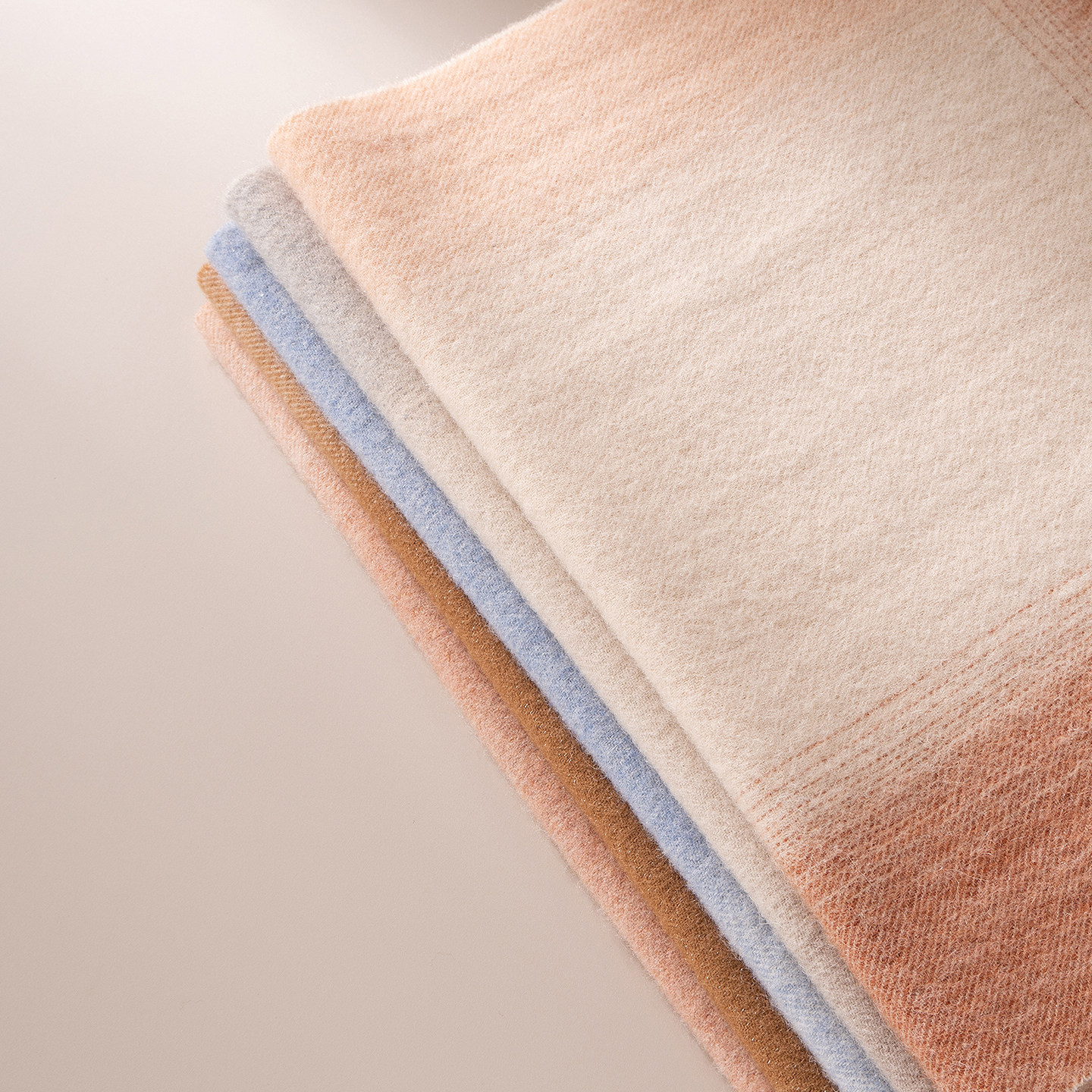 上海故事2026秋冬款加厚保暖绵羊毛围巾渐变格纹披肩送长辈礼盒装,淘宝优惠券,粉丝福利购,淘宝优惠卷