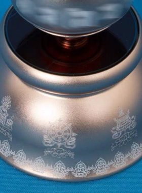 车载太阳能转轮八吉祥摆件汽车车内装饰转经简手拨转金桶