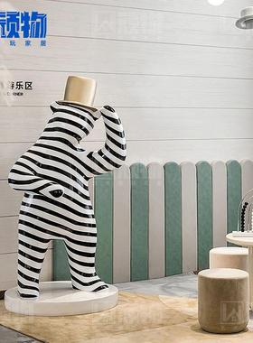 酒店大堂创意熊仔落地雕塑售楼处软装卡通人物摆件大型轻奢艺术品