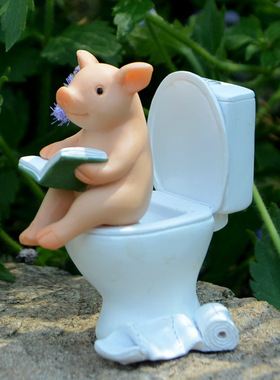 可爱马桶小猪摆件看书玩手机卡通公仔桌面装饰汽车载男女生日礼物