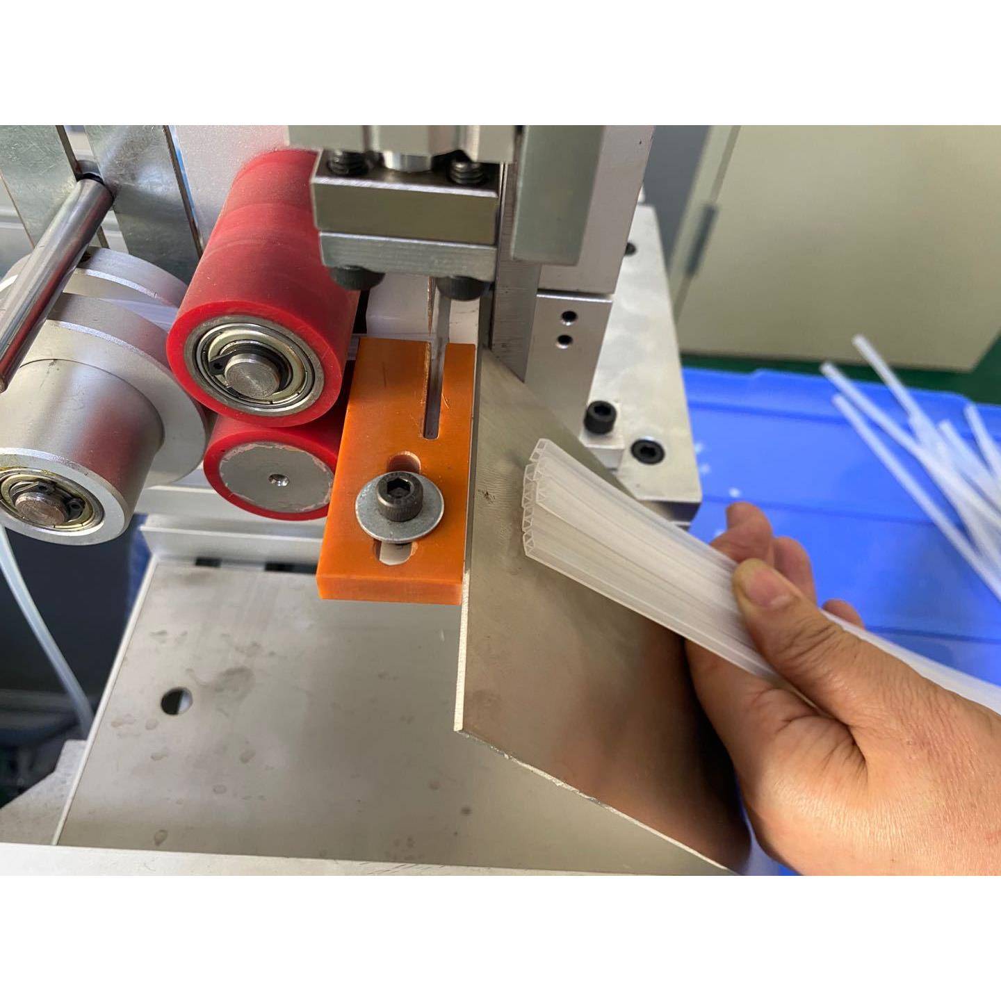 全自动硅胶吸管直角斜角切管机洗发液出液PE管裁管机旋转裁切机 - 图0