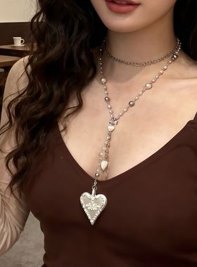 银色爱心浮雕珍珠项链女款小众设计高级感长款锁骨链轻奢气质配饰