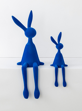 创意潮流克莱因蓝色植绒坐姿兔子摆E件家居客厅摆设样板间软装饰