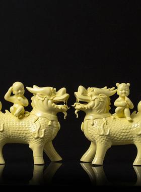 黄色陶瓷麒麟摆件一对工艺品家用客厅卧室瓷器火麒麟送子饰品招财