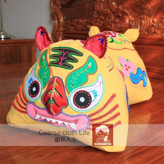 大 如意牡丹枕手工刺绣老虎大枕头珍珠棉填充山东特色手工艺品