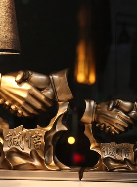 公司开业诚信共赢握手合作桌面办公室装饰摆件艺术店面老板送礼品