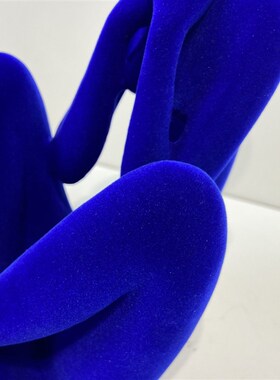 现代抽象艺术摆件蓝色植绒树脂女孩轻奢样板间售楼处软装饰品配饰