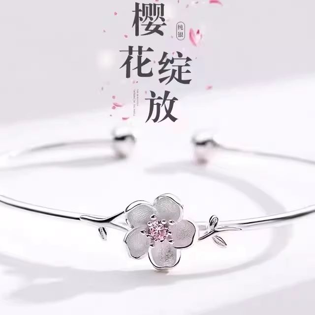 80 fashionable rings, bracelets and necklaces to send in exquisite gift boxes. Fashionable gift necklaces to send to your best friend and wife 1