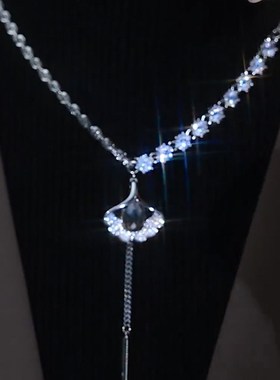 精致银杏叶轻奢毛衣链2023年新款高级感长款西装链大气吊坠女项链