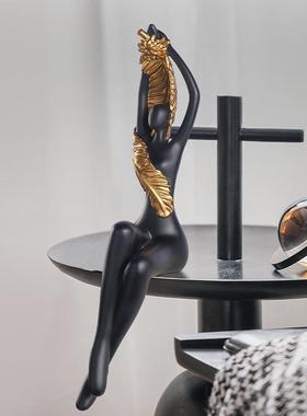 创现代极简艺术视吊脚YZ381150坐姿人物摆件意断软装高级客厅隔电