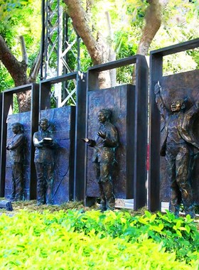 定制大型抽象异形石材r雕塑铸铜小女孩奔跑法治之门廉政主题景观