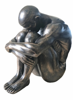 现代简约样板房客厅男o坐姿手抱腿艺术品创意树脂人物雕塑工艺摆