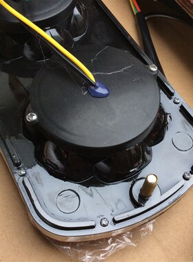 老年代步休闲电动三轮车封闭式四轮车汽车篷车LED尾灯12V