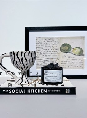 现代轻奢中古e侘寂风卧室床头柜摆件装饰画复古风香薰咖啡杯样板