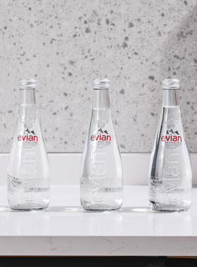 现代简约轻奢样板间厨房组合x饰品摆件装饰画玻璃瓶矿泉水搭配软