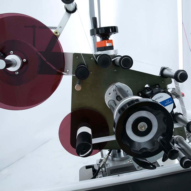 厂家全自动巧克力盒贴标机餐具餐盒贴标纸箱快递单商标贴单机 - 图0