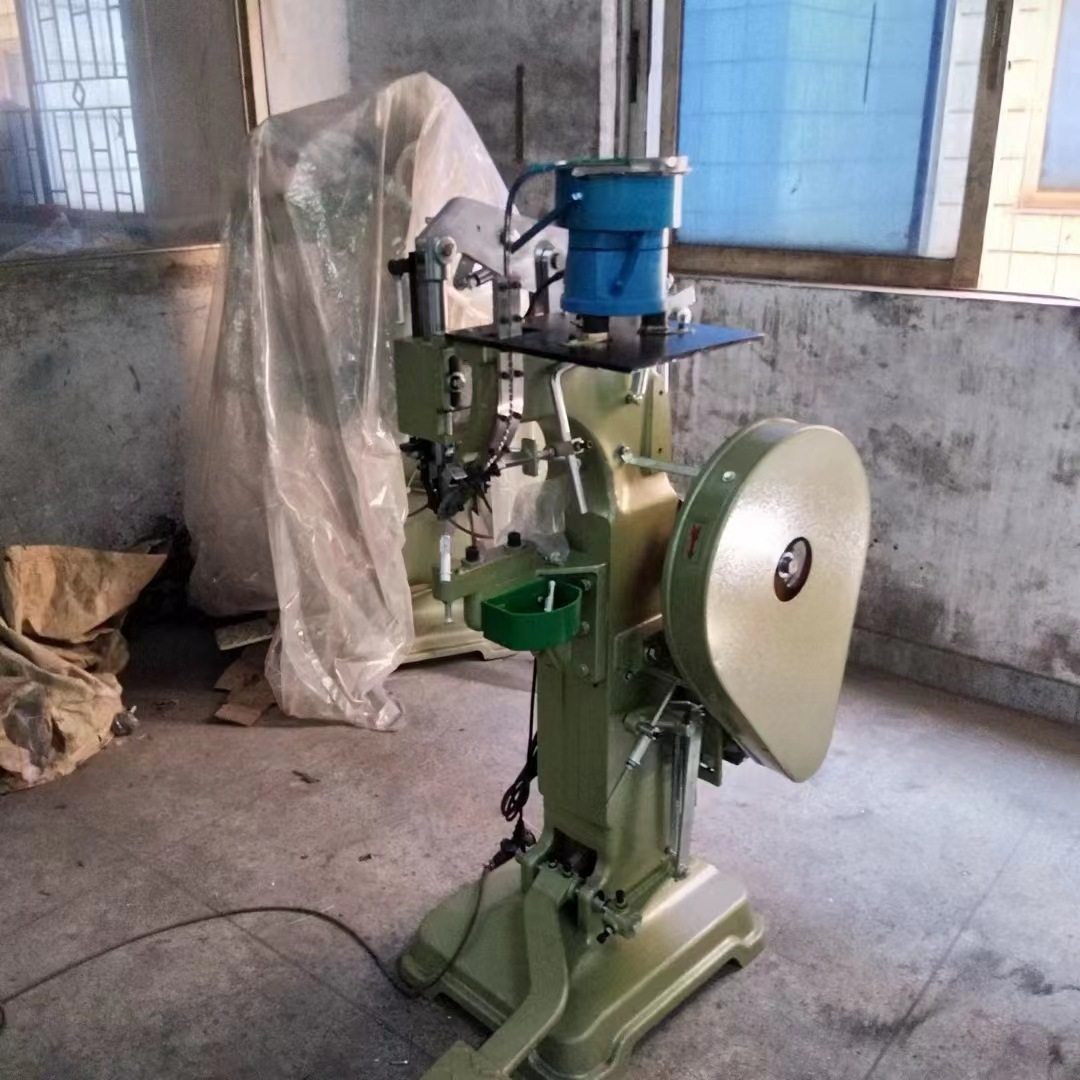 Luggage riveting machine, turnover box riveting machine, luggage riveting machine